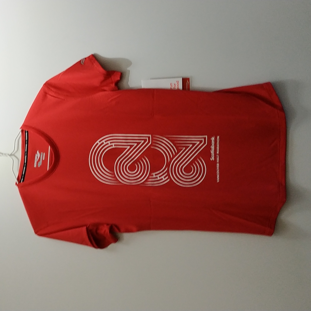 Saucony BNWT Red Running shirt Scotiabank Vancouver half marathon size S